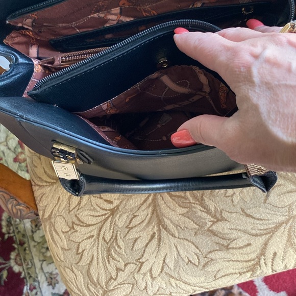 Vintage black PU woman’s tope hand bag with gold tone trim outside zip pocket - Picture 5 of 17